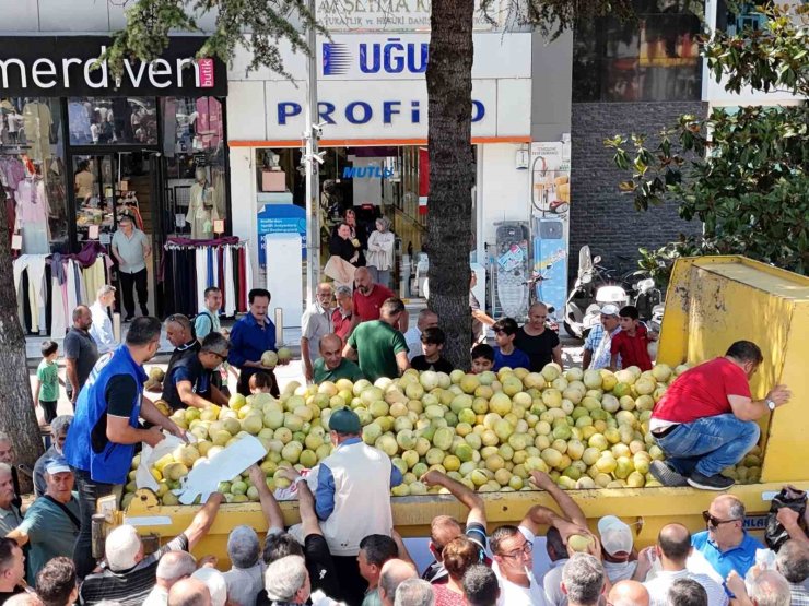 Vatandaşlara 5 ton yerli kavun ücretsiz dağıtıldı