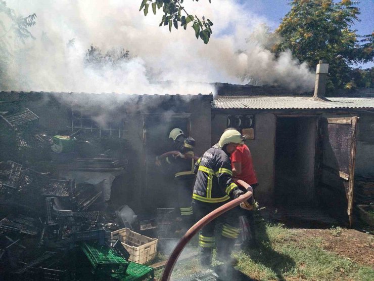 Erzincan’da odunlukta çıkan yangın itfaiyenin müdahalesiyle söndürüldü
