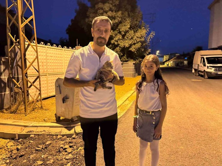 Yüksekova’da baba-kız yaralı kediyi hayata döndürdü