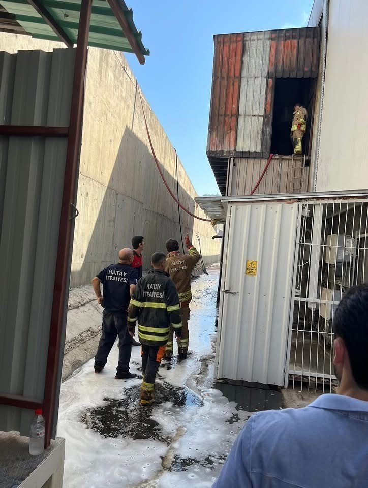 Antakya’da mobilya atölyesinde yangın çıktı