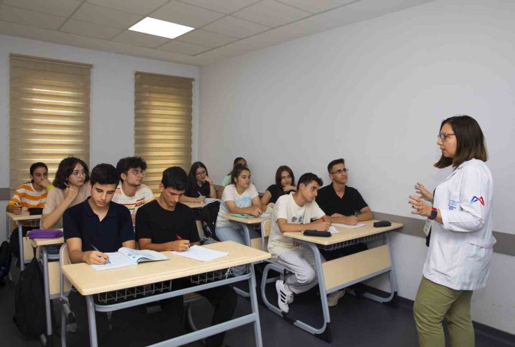 Mersin’de bin 554 öğrenci ücretsiz kurslarla üniversiteli oldu