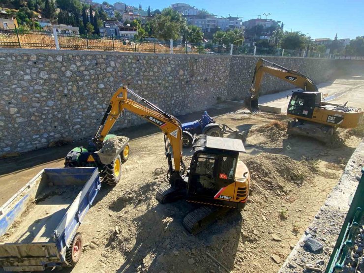 Söke Çayı’nda beklenen temizlik çalışmaları başladı