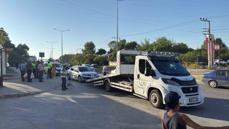 Yayaya yol vermek istedi, 3 araç birbirine girdi