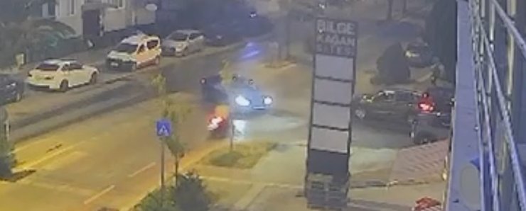 Genç motorcunun kaza anı kameralara böyle yansıdı