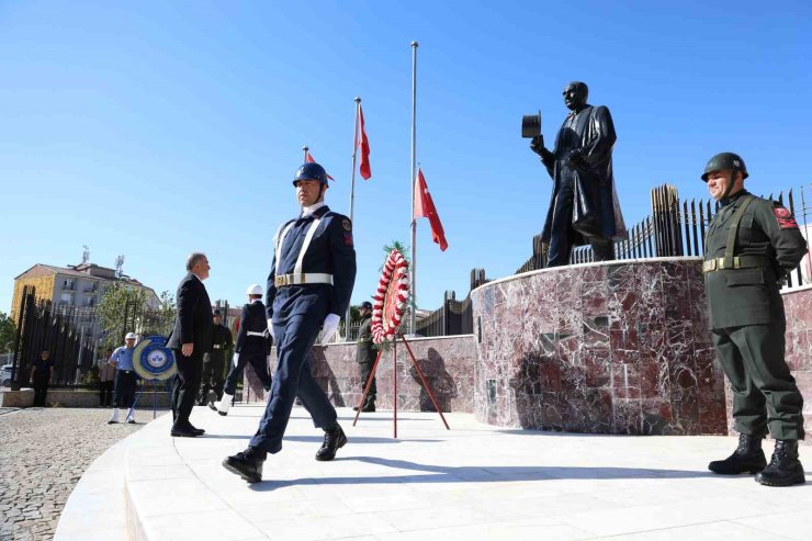 Elazığ’da Zafer Bayramı kutlamaları çelenk sunumu ile başladı