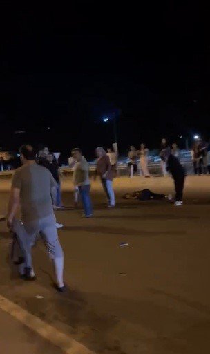 Yolun karşısına geçmeye çalışan anne ve kız çocuğuna otomobil çarptı