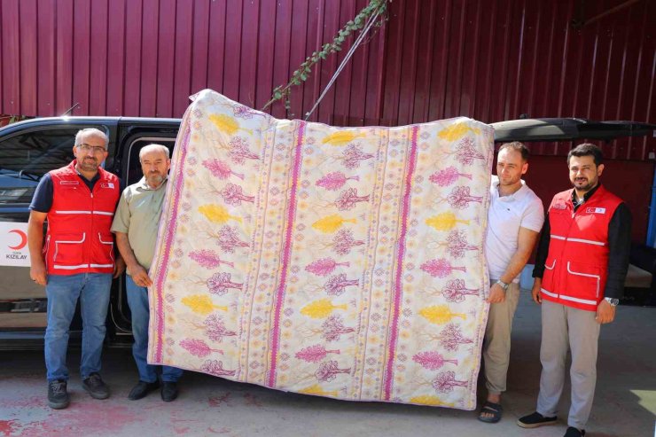 Deprem şehri Kahramanmaraş’ta esnaf, bin adet yorgan bağışı yaptı