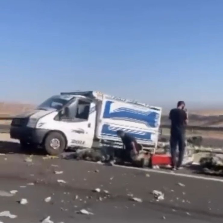 Siirt’te kontrolden çıkan pikap yol kenarına savruldu
