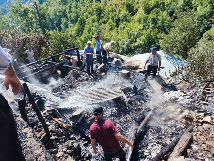 İspir Üzümbagı Köyü’nde korkutan yangın, 6 ev kullanılamaz hale geldi
