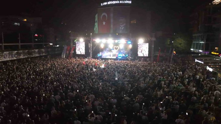 Aydınlılar Zafer Bayramı’nı ünlü santçıyla kutladı