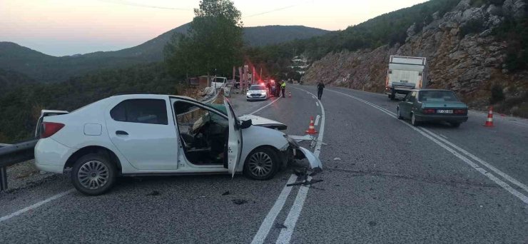 Seydikemer’de otomobil tırla çarpıştı: 1 ölü