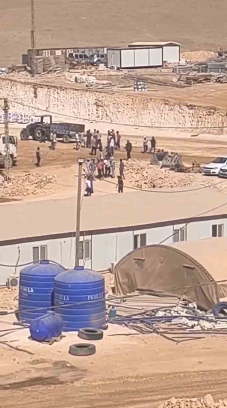 Şanlıurfa’da inşaat işçilerinin taşlı sopalı kavgası kamerada