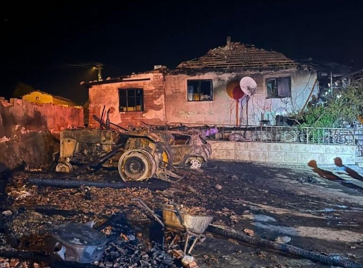 Amasya’da evin garajında çıkan yangında otomobil ve traktör kullanılmaz hale geldi