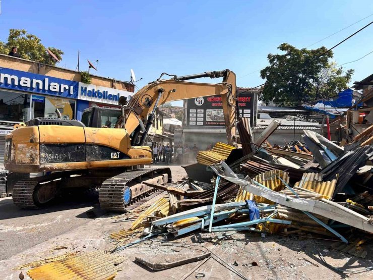 Ankara’nın tarihi İtfaiye Meydanı’ndaki iş yerlerinde yıkım başladı