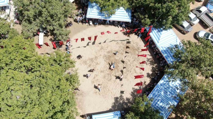 Bin metre rakımda ‘gelenekleri’ yaşatmak için güreştiler