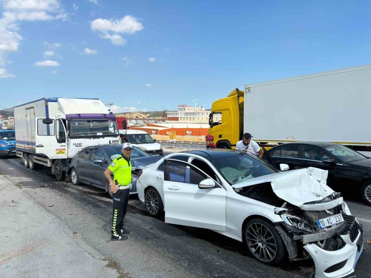 Balıkesir’de 4 araç zincirleme trafik kazası yaptı