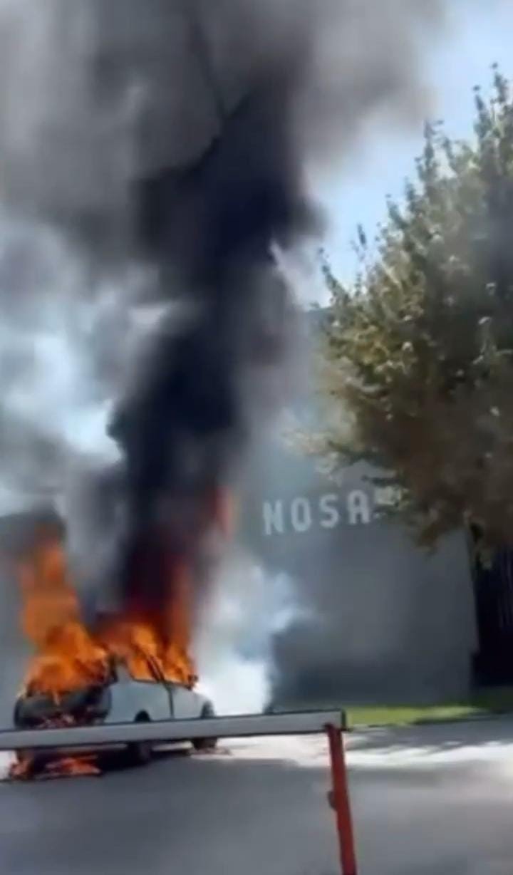 Bursa’da park halindeki otomobil alev topuna döndü