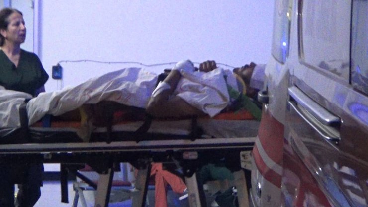 Kavga ederken yola kontrolsüzce atlayan gence otomobil çarptı