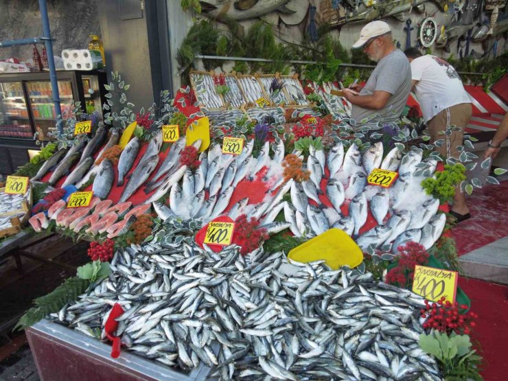 Av yasağının kalkmasıyla balık tezgahları şenlendi