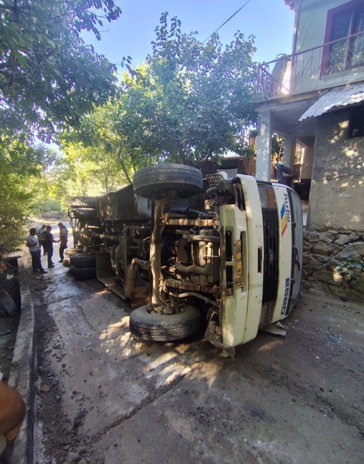 Elazığ’da su tankeri devrildi: 1 yaralı