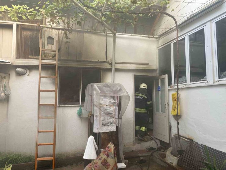 Menteşe’de ev yangını yaşlı adam yaralandı