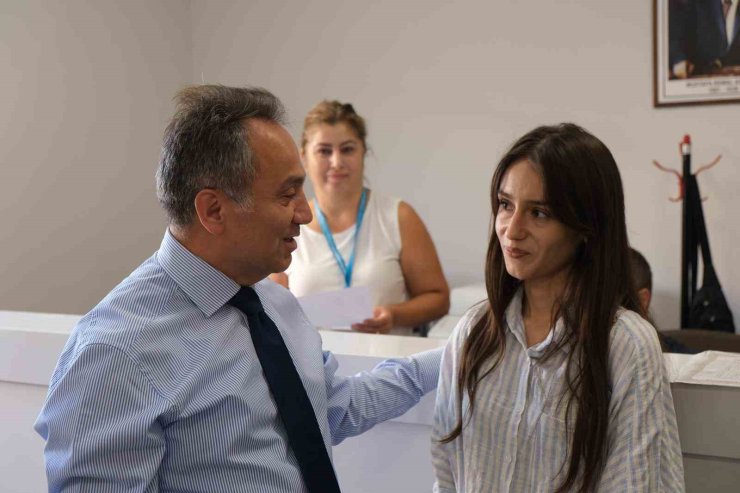Rektör Yılmaz, öğrencilerin kayıt heyecanını paylaştı