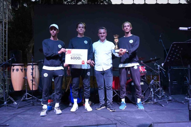 Zafer Turnuvası şampiyonları ödül ve kupalarını aldı