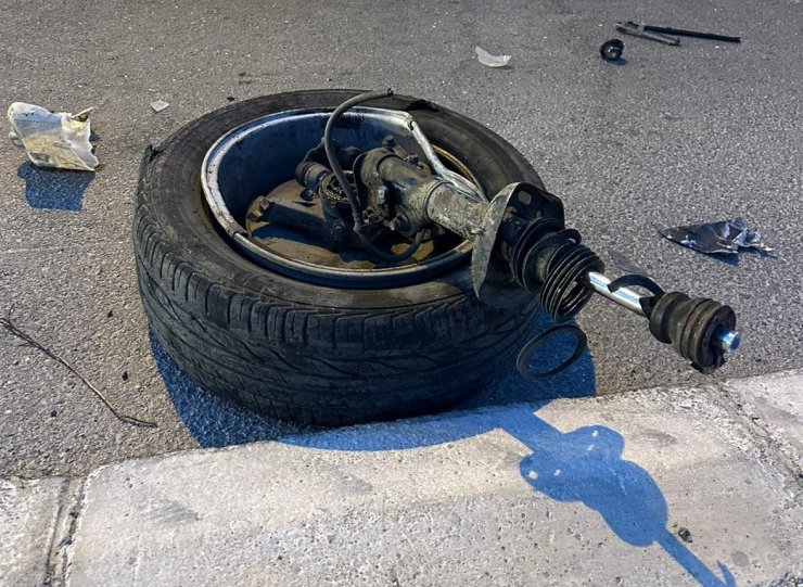 Tekeri bile koptu: Kamyona çarpan otomobil hurdaya döndü, 2 yaralı