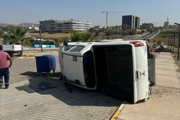 Kontrolden çıkan kamyonet takla attı