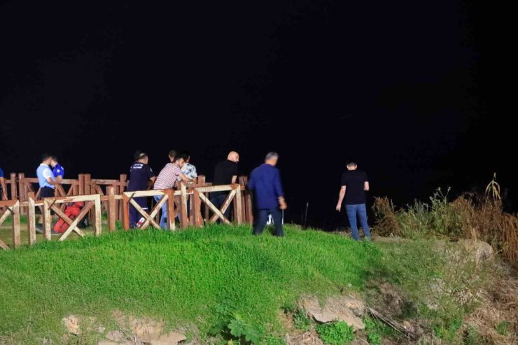 Düden Şelalesi’nde falezlerin kenarında bulunan kadın çanta ve terliği ekipleri alarma geçirdi