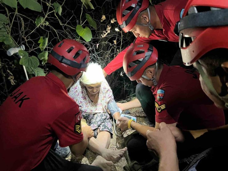 Yaşlı kadın mama verdiği köpek sayesinde bulundu