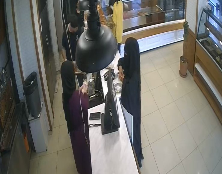 Bursa’da pastanede ‘yırtık para’ yöntemiyle tırnakçılık kamerada