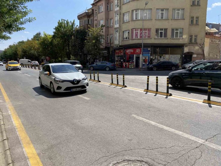 Atatürk caddesi dubaları tartışma konusu