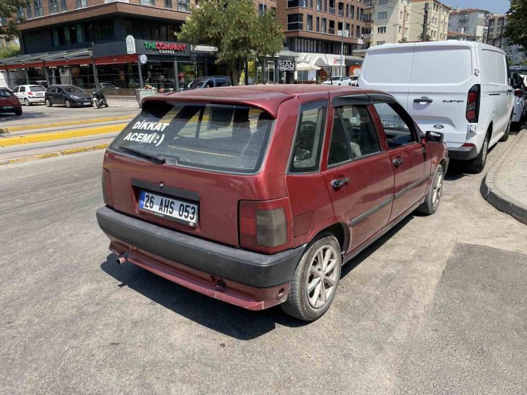 Aracının arka camında ’Dikkat Acemi’ yazıyor, trafikte herkes ondan uzak duruyor