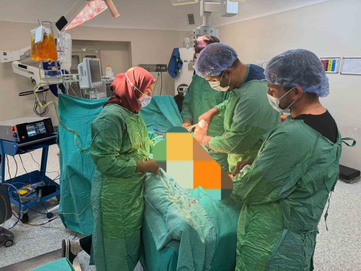 Çift taraflı diz proteziyle 73 yaşındaki hastanın ağrıları giderildi