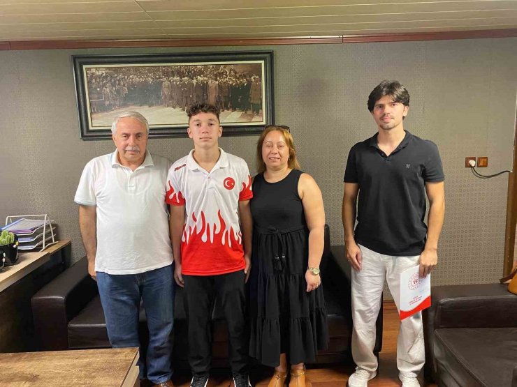 Başarılı sporculara eğitim bursu