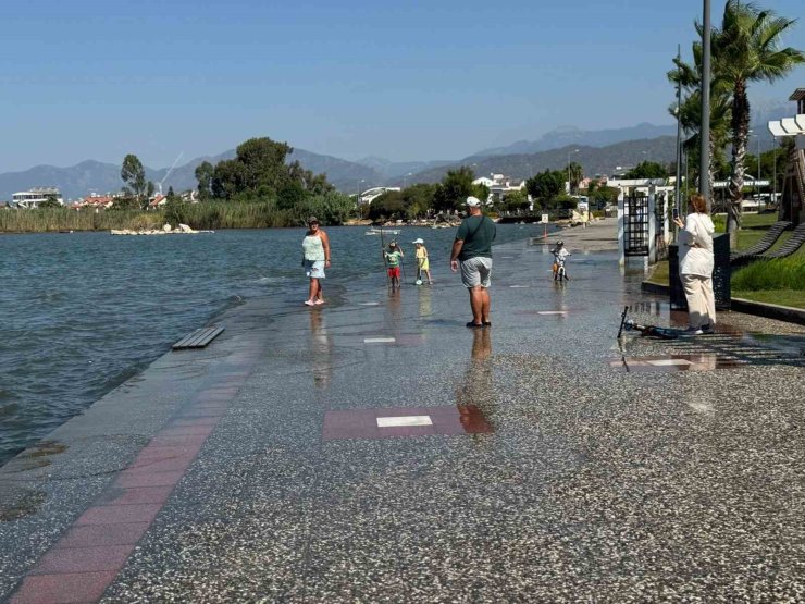 Fethiye’de gelgit nedeniyle deniz suyu yükseldi