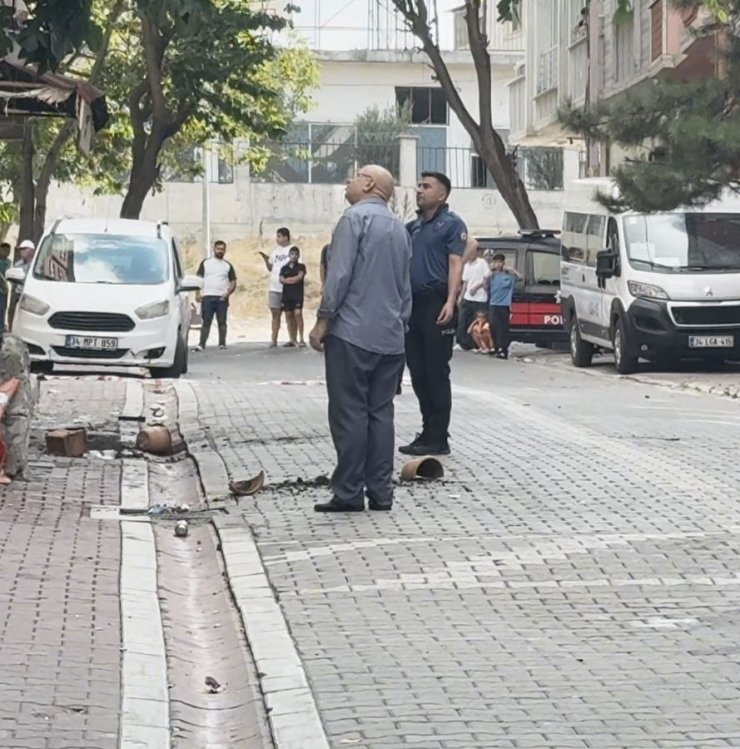 Evini yakmaya çalıştı, müdahale eden polise saksı attı