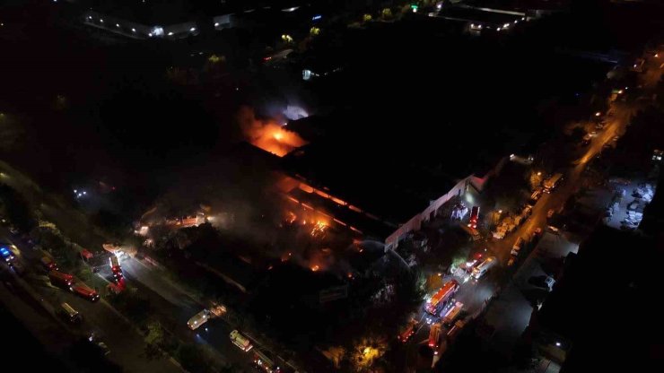 Fabrika yangınında 9 saat geride kaldı