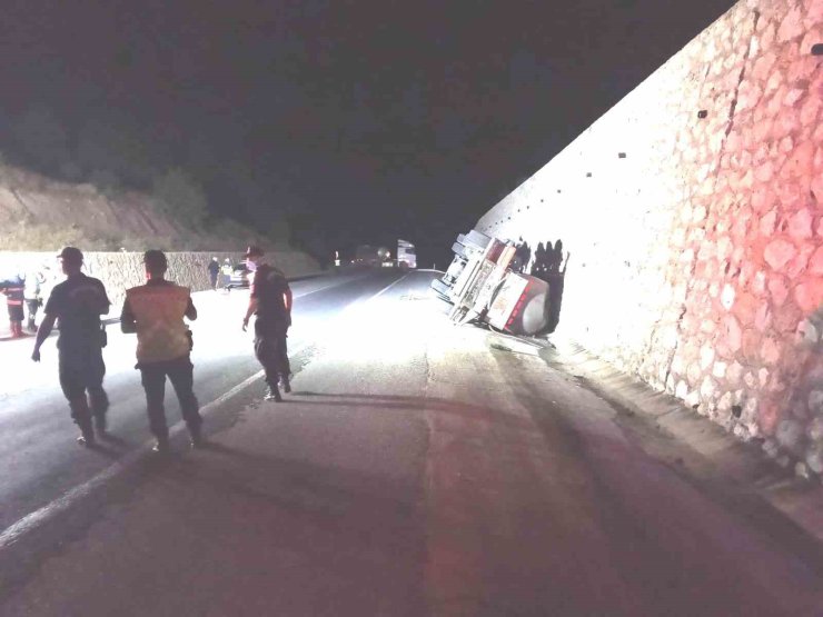 Kütahya’da asit yüklü tanker devrildi: 1 yaralı
