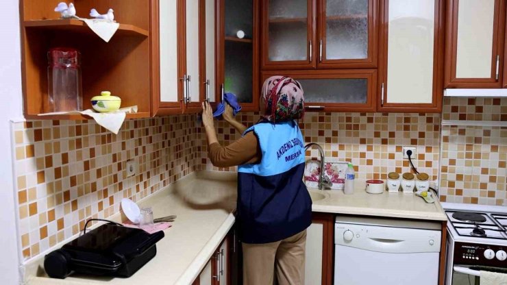 Akdeniz Belediyesinin evde temizlik hizmeti sürüyor