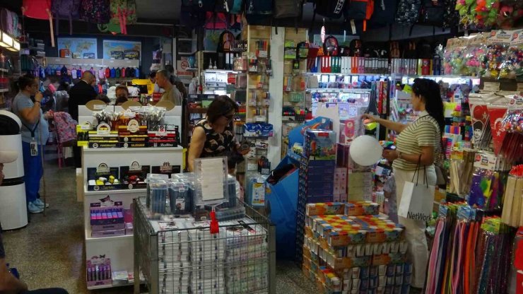 Kırtasiyeciler de veliler de bu seneki okul alışverişi maliyetlerinden memnun