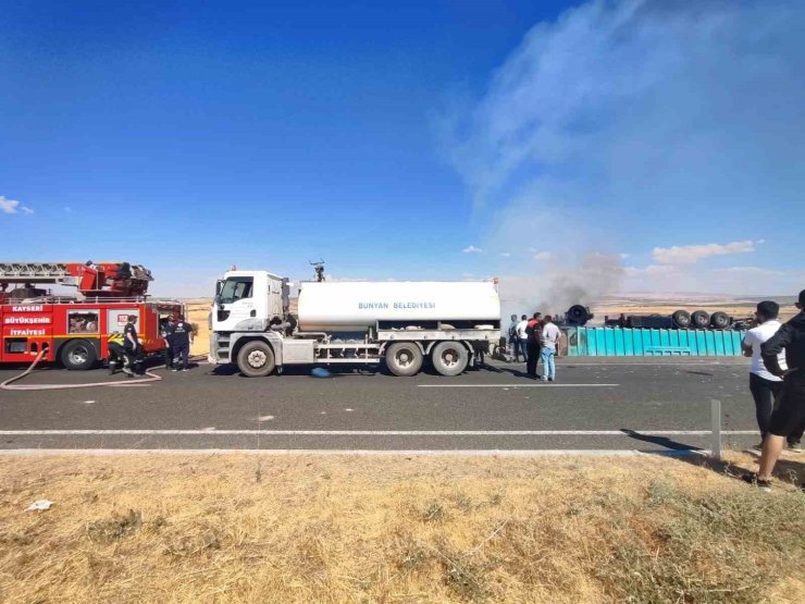 Şoför yan yatıp yanan tırdan atlayarak kurtuldu