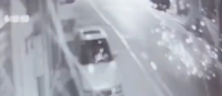 Mahalleyi ayağa kaldıran patlama: Elindekini atıp kaçtı