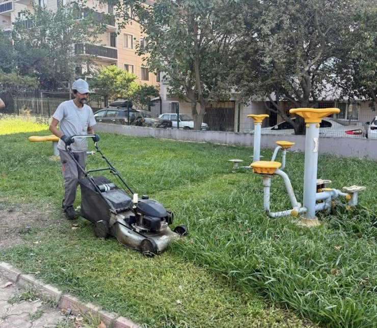 Körfez’de park ve bahçelere bakım işlemi