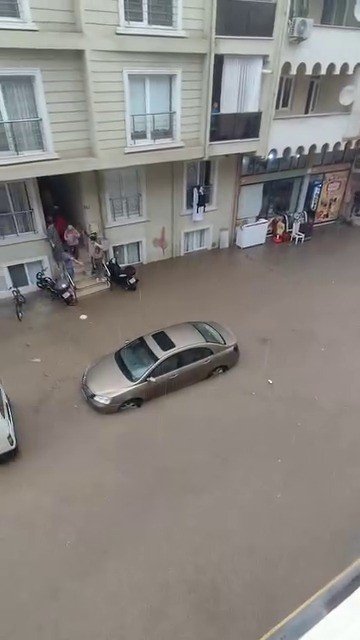 Bursa’yı sağanak vurdu, cadde ve sokaklar sular altında kaldı