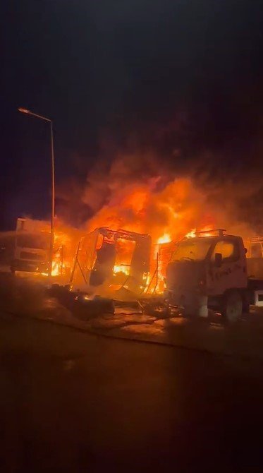 Bursa’da 3 kamyon ve 1 tır alev alev yandı, ortalık savaş alanına döndü