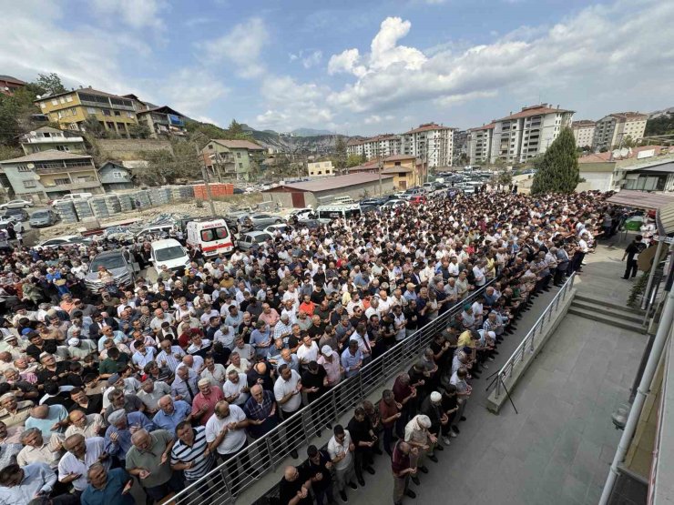 KARDEMİR’deki iş kazasında yaşamını yitiren Yağız’ı yüzlerce kişi uğurladı