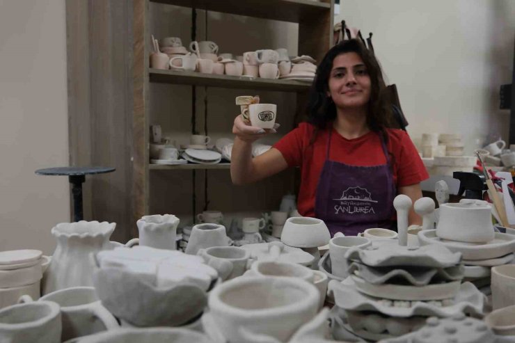 Ressamların eserleri Şanlıurfalı kadınların ellerinde seramiklere yansıtılıyor