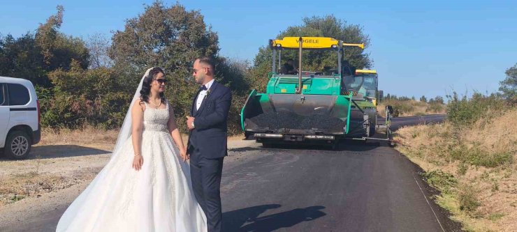Düğün fotoğrafını damadın iş yerinde sıcak asfalt dökülürken çekildiler